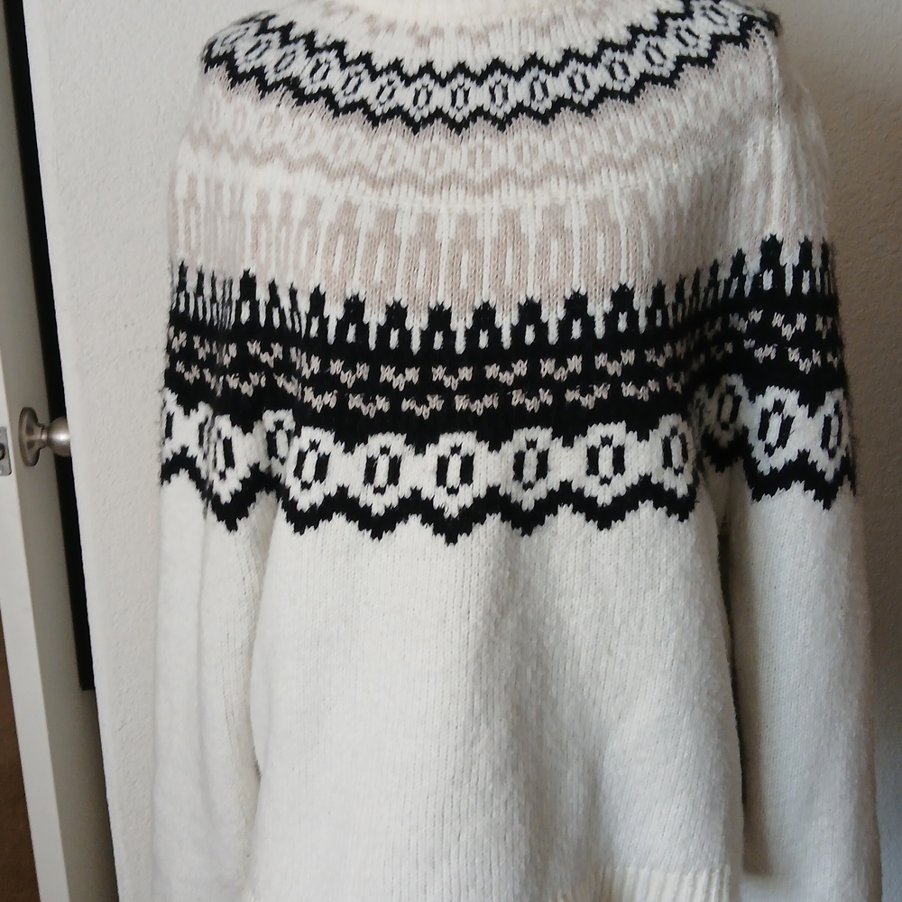 Universal Thread Black and White Knit Sweater